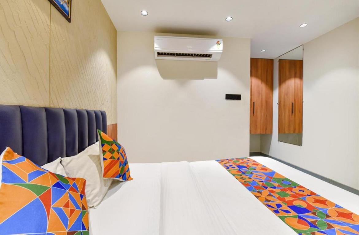 Hotel Solitaire Tower - Top Rated Area- In House Parking Вриндавана Экстерьер фото
