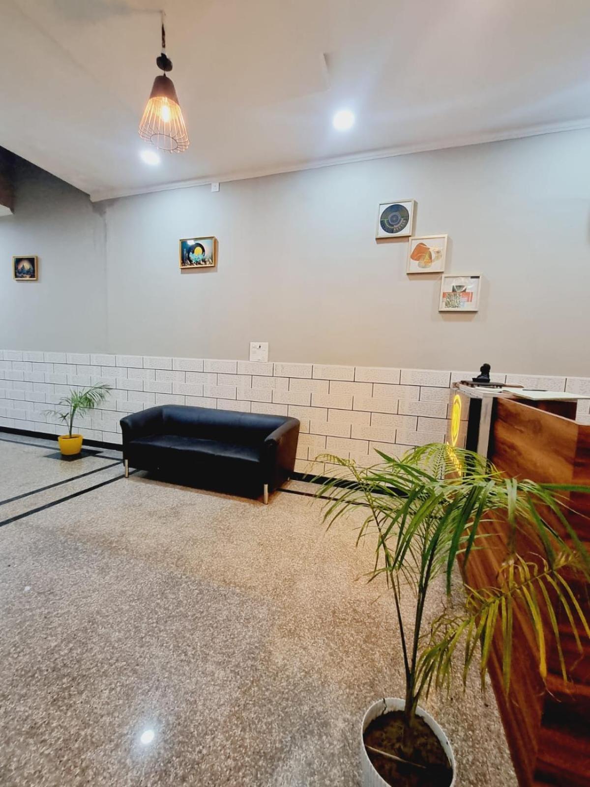 Hotel Solitaire Tower - Top Rated Area- In House Parking Вриндавана Экстерьер фото