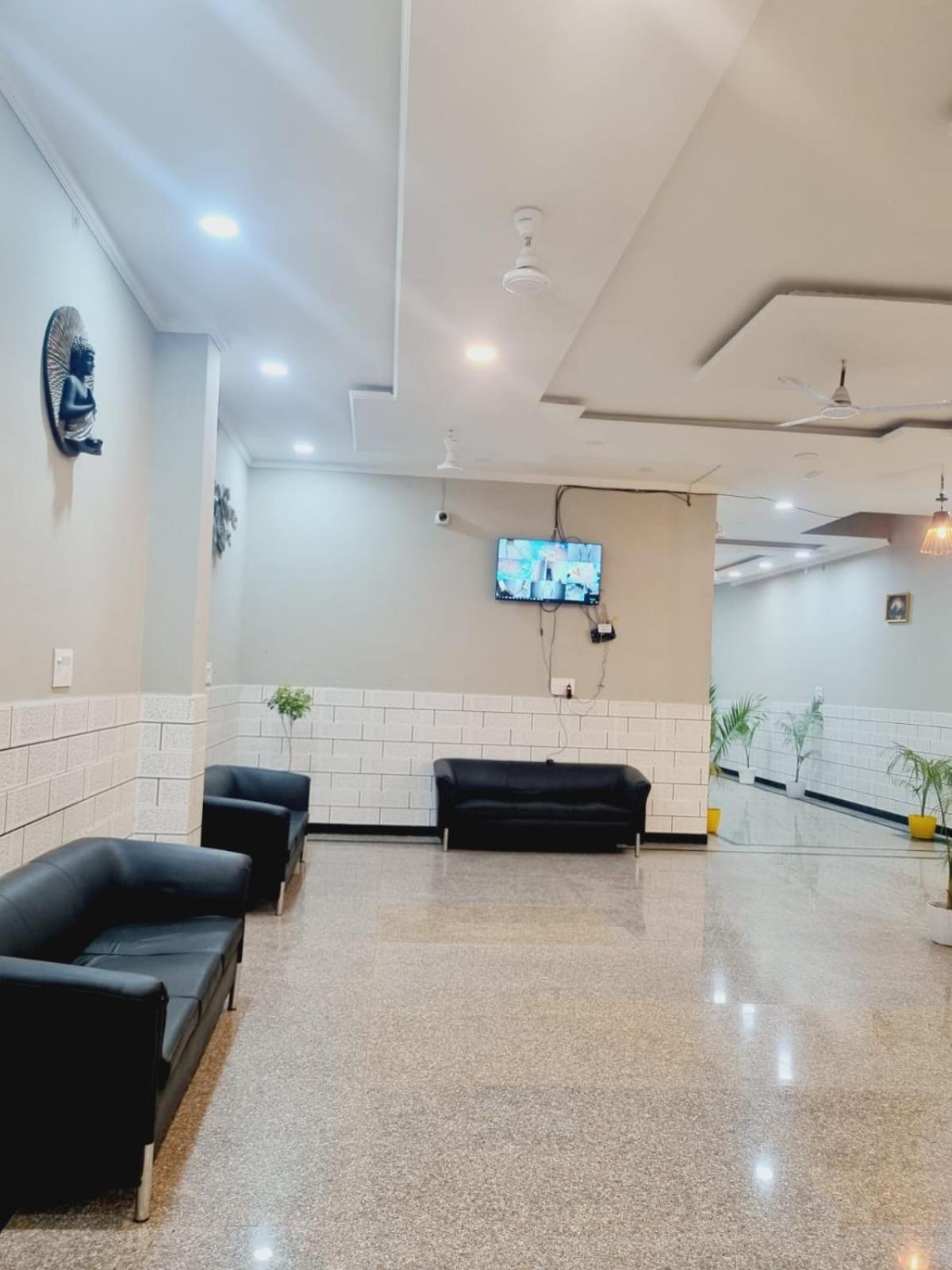 Hotel Solitaire Tower - Top Rated Area- In House Parking Вриндавана Экстерьер фото