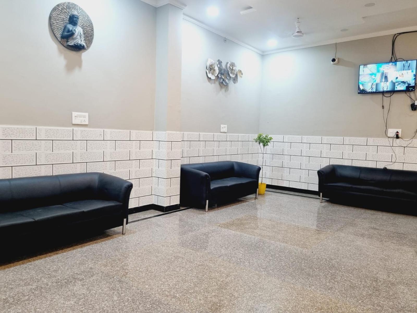 Hotel Solitaire Tower - Top Rated Area- In House Parking Вриндавана Экстерьер фото