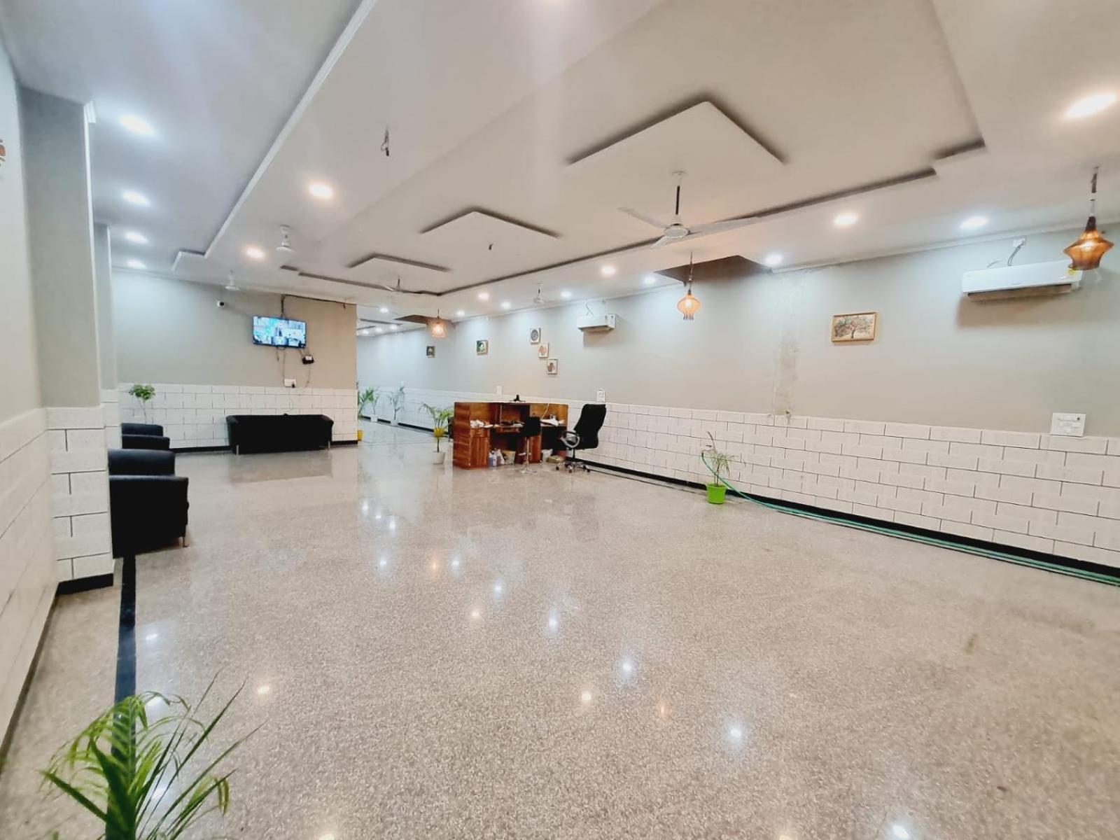 Hotel Solitaire Tower - Top Rated Area- In House Parking Вриндавана Экстерьер фото